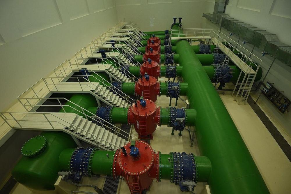 Ultrafiltration water treatment plant with valve headers